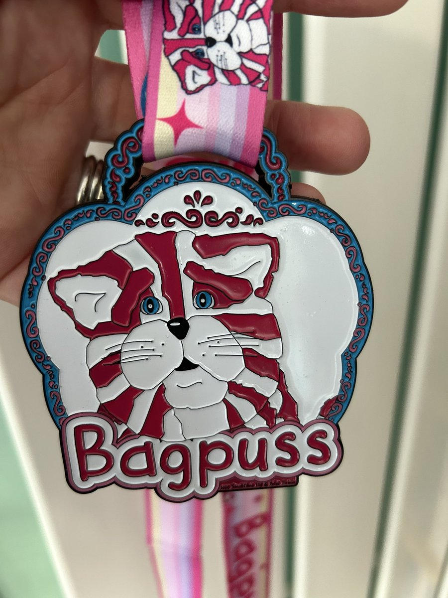 Who fancies a Bagpuss medal to help raise funds for @HospicesofHope? Not too late to join the fun 🏅 virtualrunneruk.com/product/bagpus…