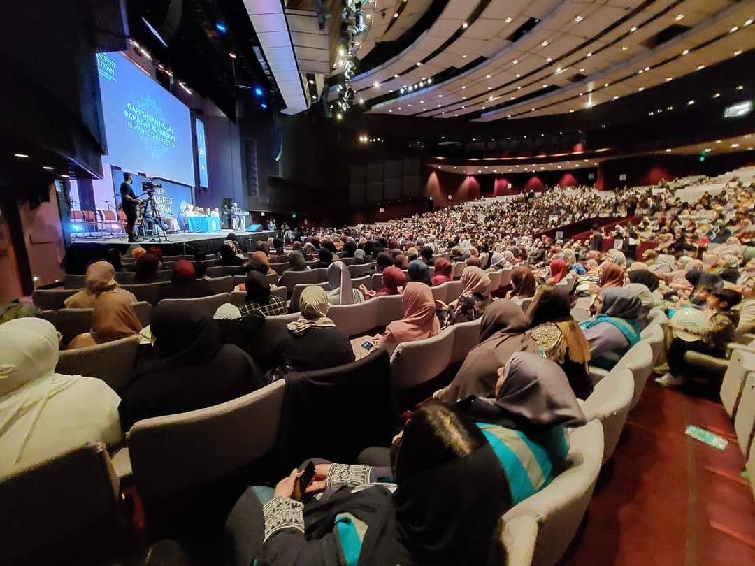 Enormous turnout of women at the Launch Event of The Manifest Quran held at the Harrogate Convention Center in Leeds, UK.

#TheManifestQuran #ManifestQuran #Quran #QuranTranslation #QuranicEducation #Divine #Guidance #Illuminating #QuranicClarity #Revelation #QuranicWisdom #MQI