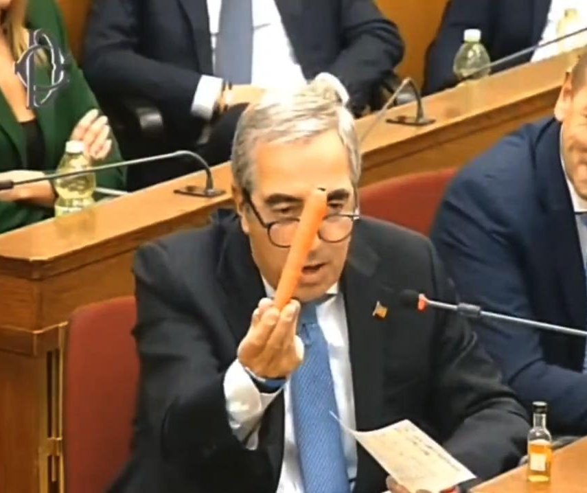 ilruttosovrano's tweet photo. Gasparri, quello che ha dato della puttana alle madri di metà degli utenti di X e usa le carote in sedi istituzionali, ha chiesto che De Luca venga estromesso dalla Conferenza delle Regioni. https://t.co/B0XO5ksEH3