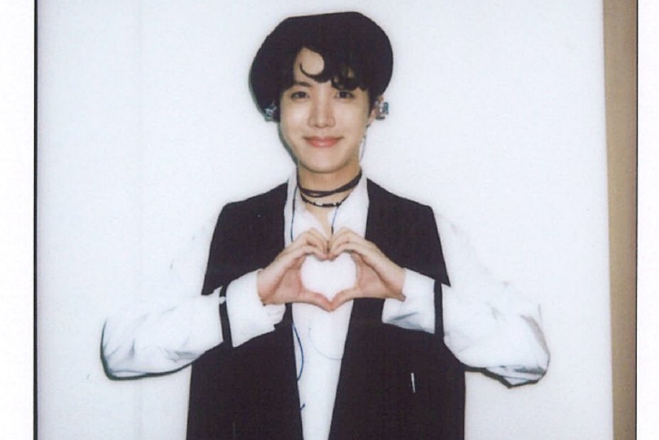 bicaaaaa_'s tweet photo. 🎊 Happy Birthday Hoseok-ah 🎊

#HAPPYJHOPEDAY
#AsAlwaysWithJhope
#jhopeBornToBeOnStage
#To_Be_Continued_218
#jhopeOurPathToHope
#GwangjuPrinceJhope
#jhopeAllRounderArtist
#jhopeRecordSetter
#TheAceOfKpop_jhope
@BTS_twt https://t.co/IkOaHUraJl