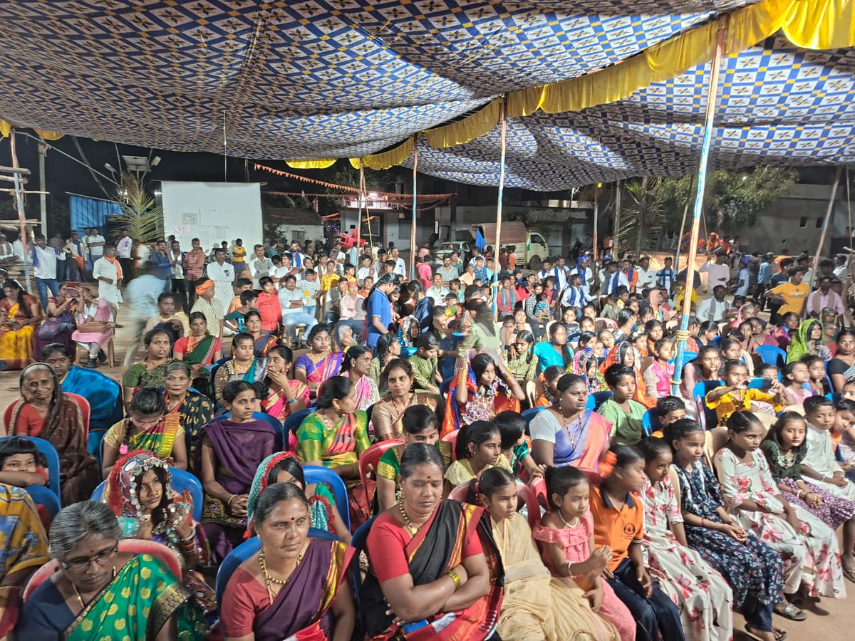 ddswd_gadag's tweet photo. ದಿನಾಂಕ: 17-02-2024 ರಂದು ಶಿರಹಟ್ಟಿ ತಾಲೂಕಿನ ಚಬ್ಬಿ ಗ್ರಾಮ ಪಂಚಾಯತ್ನಲ್ಲಿ ಸಂವಿಧಾನ ಜಾಗೃತಿ ಜಾಥ ಕಾರ್ಯಕ್ರಮವನ್ನು ಸ್ವಾಗತಿಸಿ, ಮಾನ್ಯ ತಹಶೀಲ್ದಾರರು, ಗ್ರಾಮ ಪಂಚಾಯತ್ ಅಧ್ಯಕ್ಷರು,#Chabbi #Gadag #OurConstitutionAt75 #ಸಂವಿಧಾನ_ಜಾಗೃತಿ_ಜಾಥಾ #ConstitutionAwarenessKarnataka @ZP_Gadag @HKPatilINC https://t.co/oumUPVTGuO