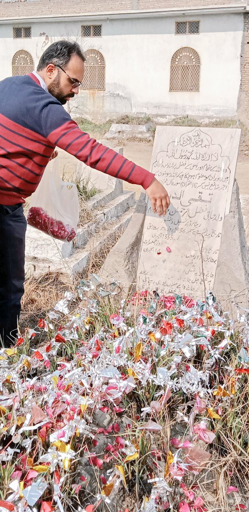 AliInanGamaryan's tweet photo. گزریں گے جانے والے منزل یہی رہے گی 
افسوس ہم نہ ہونگے محفل یونہی رہے گی
 (والد مرحوم کی قبر پر) https://t.co/pY9yrrV35g