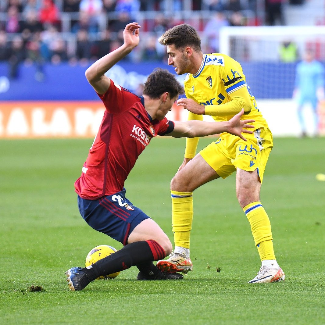 Robert Navarro regateando al defensor del Osasuna. Fuente: Cádiz CF