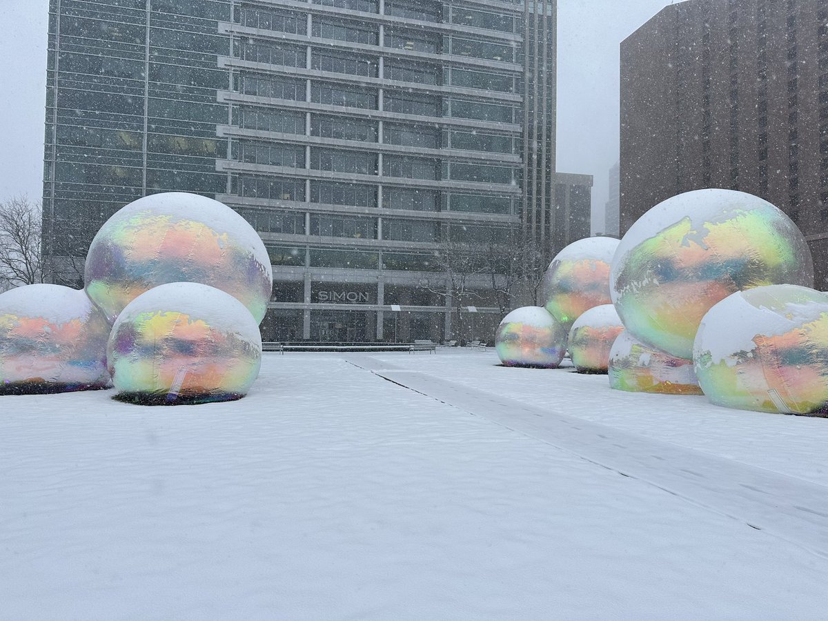 What a difference an afternoon makes when viewing @ateliersisu iridescent bubble-tecture sculptures. Pop-up installation for this weekends #NBAallstar event