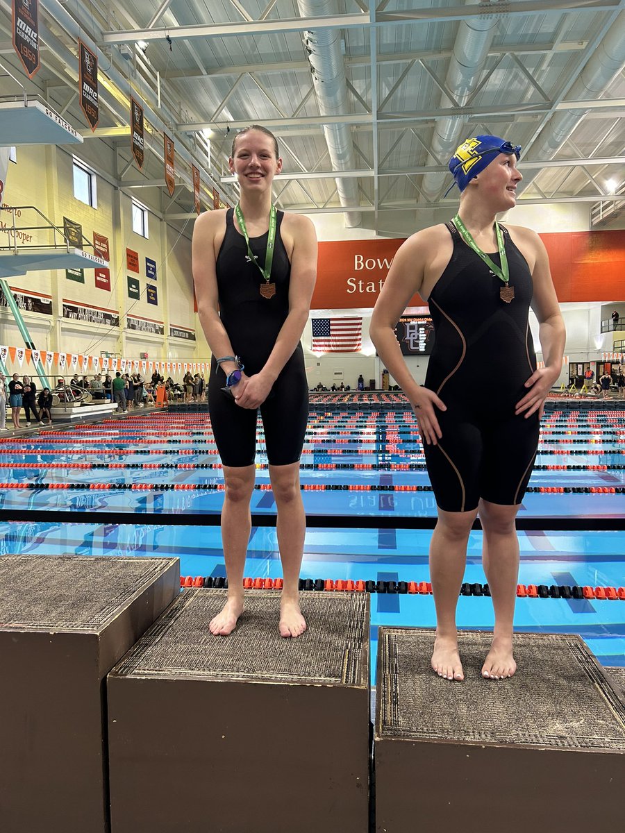 BuryAli's tweet photo. First qualifier to the OHSAA state meet of the day! 🐝💚🏊🏻‍♀️ #letsgobees https://t.co/qUU75MQJ6c