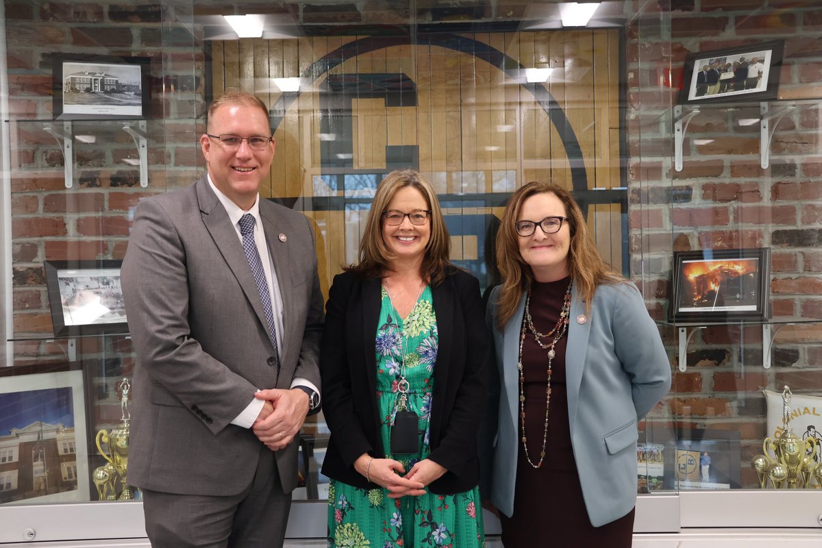 Coates4Kids's tweet photo. Dr. Lisa Coons, Virginia State Superintendent, and Dr. Jeremy Raley, Chief of Staff, visited CBES! It was an honor to take these special visitors on a tour so they could experience what it’s like at CBES first hand! I have the absolute best students and staff. 
#DrifterPride https://t.co/VhWuqpKYAn
