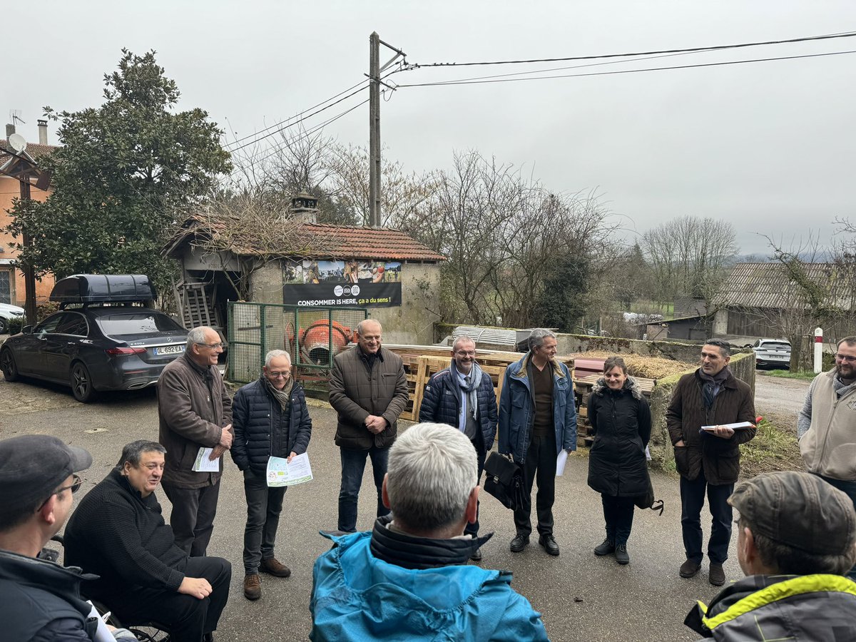 Prefet38's tweet image. Louis LAUGIER @prefet38 rencontre des représentants de la profession agricole, en présence de Jean-Claude DARLET président de la chambre d’agriculture, et de Jérôme CROZAT président de la FDSEA. Écouter et dialoguer, pour redonner ensemble de la valeur à notre #agriculture.