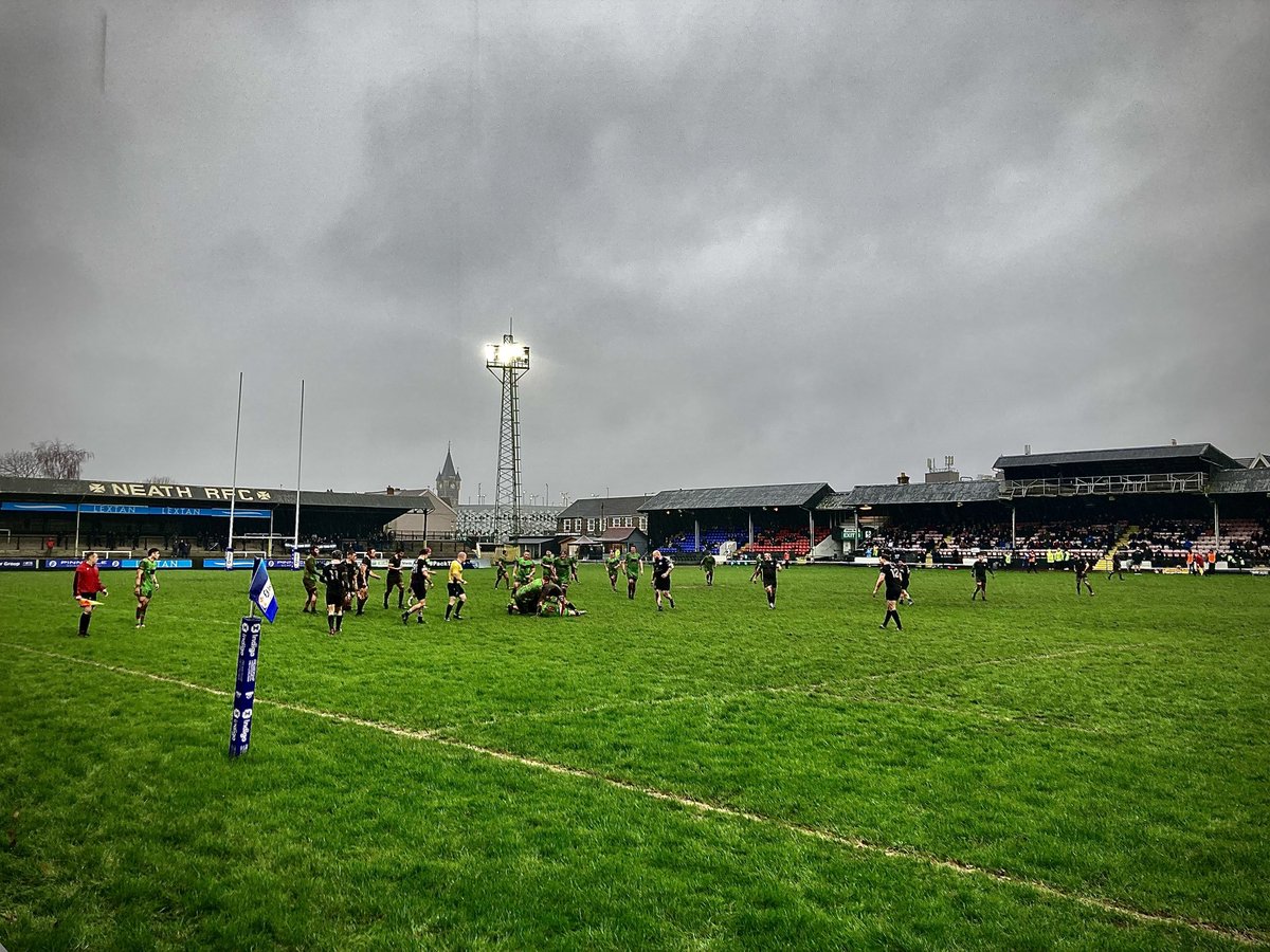 EvansTheCrime's tweet photo. Canβt beat the Gnoll on a sunny Saturday afternoon. #NeefNeefNeef https://t.co/Tk1n0zxOYG