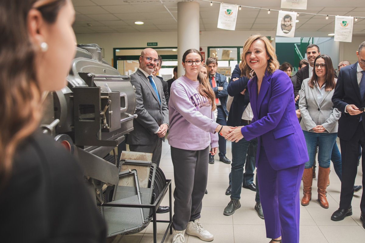 ¡Gracias <a href="/Pilar_Alegria/">Pilar Alegría</a>! Tu visita a #sueñosytizas en el <a href="/CarpeDiemFuenla/">IES CARPE DIEM</a> demuestra tu apoyo y compromiso con los proyectos educativos, sean grandes o más modestos, como el nuestro. Impagable 💚🧡