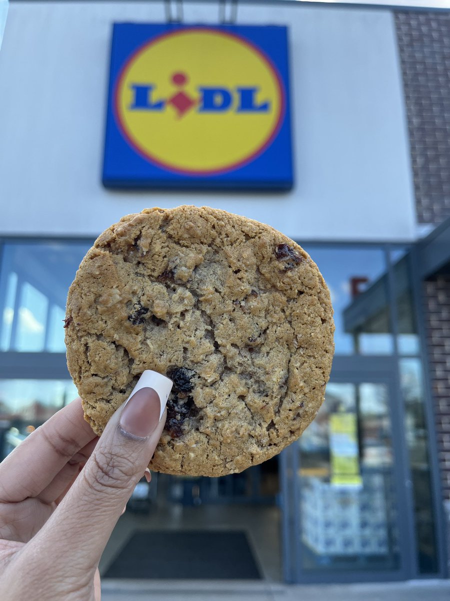 Our fresh-baked cookies are officially back in three scrumptious flavors: chocolate chunk, white chocolate macadamia and oatmeal raisin! Come grab yours now in our fresh bakery 🍪🍪🍪 #bakery #chocolatechunkcookie #oatmealraisincookie #whitechocolatemacadamiacookie #lidlus