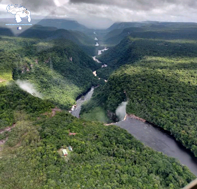 AntroCanal's tweet photo. ¿Nos apoyas en la reivindicación del Territorio Esequibo? #19Feb #EsequiboEsVenezuela 🇻🇪 

TODA Venezuela unida! #MiMapa #ElEsequiboEsDeVenezuela 

Imagen: Río Potaro, Esequibo. https://t.co/alGjE18qan