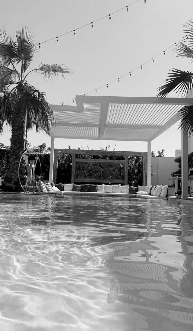 ㅤ

Hoje não tive trabalho algum para fazer, por alguma razão as coisas estão tranquilas no trabalho. Por hoje, optei em apenas ficar tranquilo na piscina enquanto dou umas pitadas no cigarro. ㅤ

ㅤ