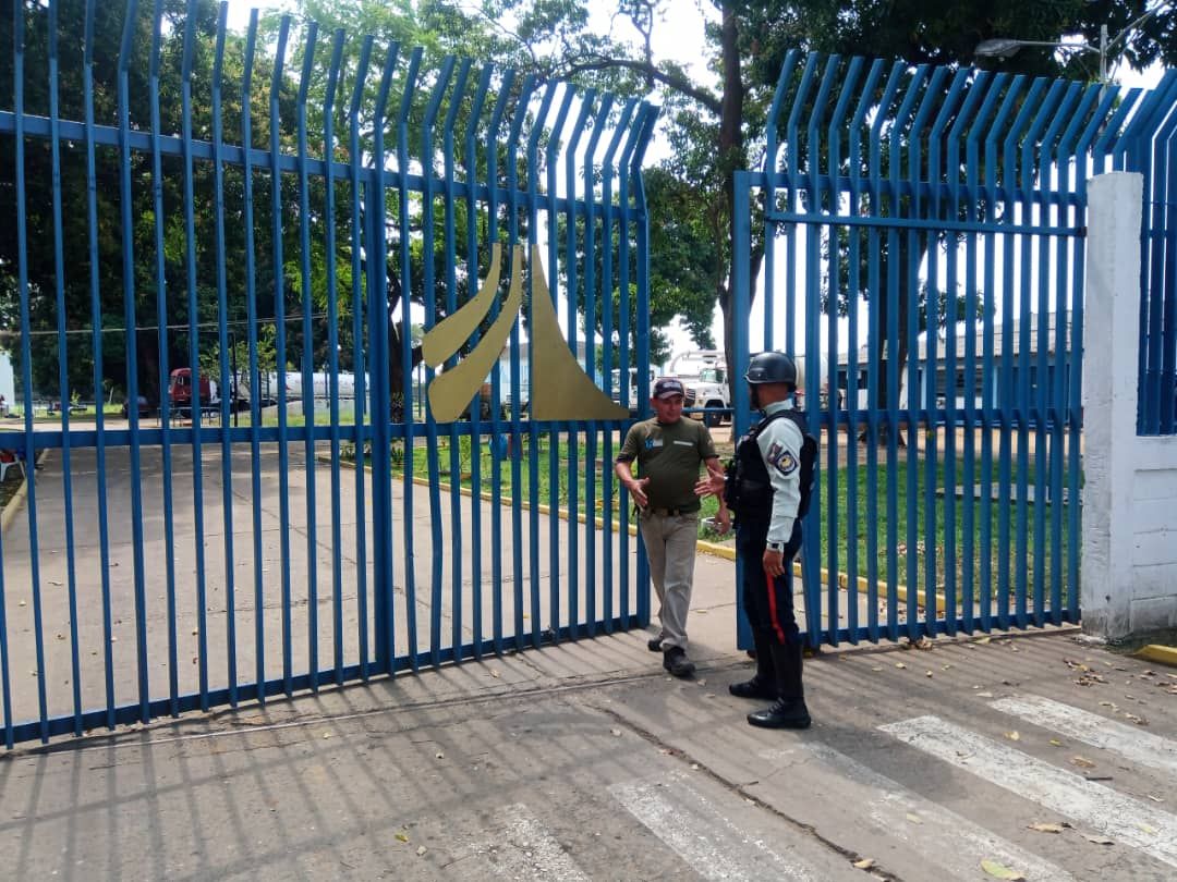 Polimuba93's tweet photo. Con el fin de resguardar los servicios públicos básicos, los funcionarios de la Policía del Municipio #Barinas visitan la estación de agua potable de #Hidroandes en el sector Mijaguas I de la parroquia Corazón de Jesús #7MetasDeTransformaciónParaVzla @Visipol_MIJP @jbarrios_cpeb https://t.co/mAecsRB568