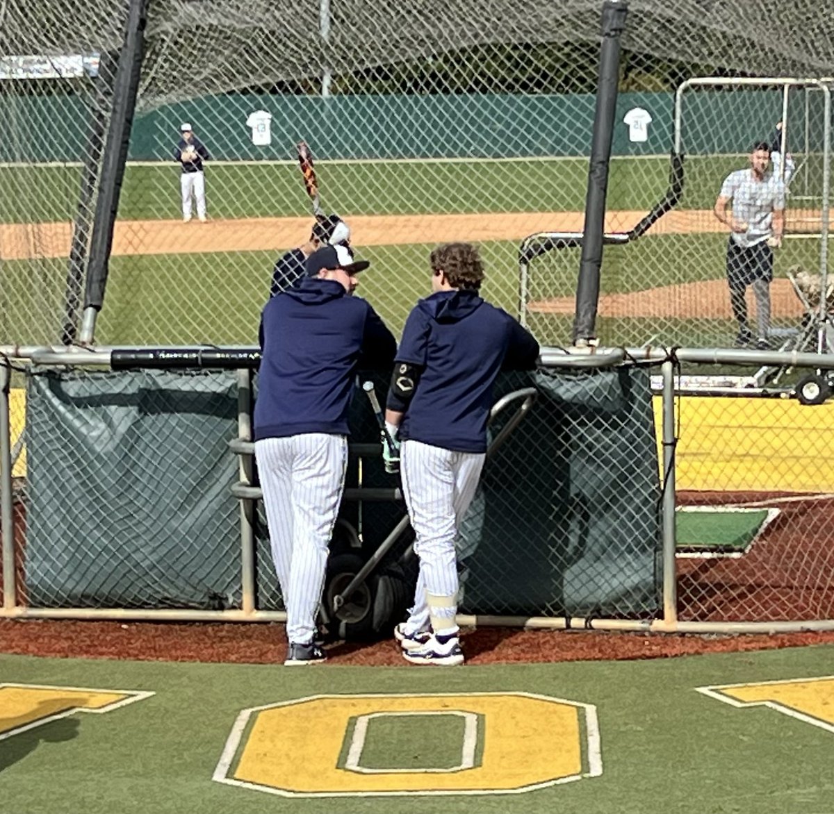 Longshots_BBall's tweet photo. Always good to talk hitting with a guy who knows hitting. @djbeard313 listening to @MessiahBaseball’s All American Joe Saufley during BP. And marriage didn’t affect Coach Joey Nieves-Markes’ ability to throw BP. Dude is money. #RubberArm #StrikeThrowingMachine https://t.co/hmJLnDEdt3