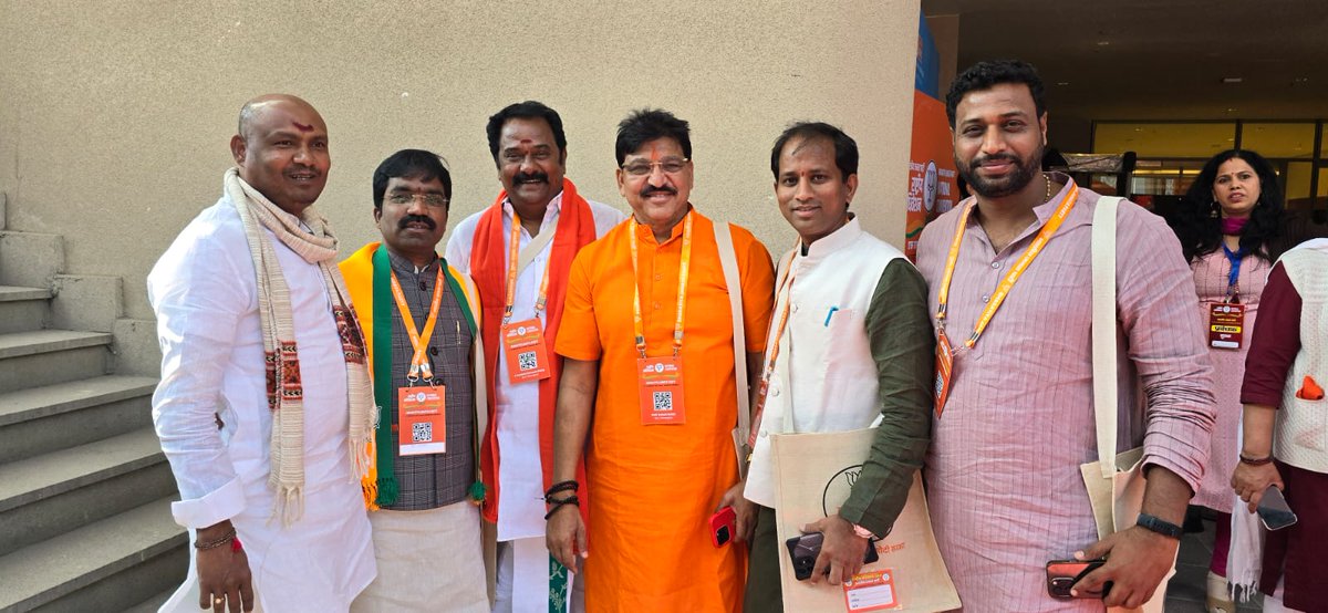 baddammahipal_b's tweet photo. At the Registration desk of National Convention of @BJP4India.Along with Sri @kvr4kamareddy MLA, Kamareddy
Sri @MLA_RakeshReddy , MLA Armoor
Smt @ArunatharaO ,President, Kamareddy
Smt @jayashreebjp27 , &amp; Smt @UmaraniGottala , Secretary, @BJP4Telangana &amp; other leaders of #BJPTS https://t.co/NvLKlL8MBI