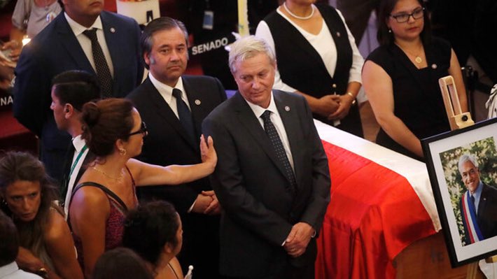 diputadonaranjo's tweet image. La derecha con la muere del ex pdte Piñera como que tomó un aire nuevo.Los que ayer lo criticaban hoy hablan de su legado.Les va a durar poquito el entusiasmo cuando le recordemos las cosas que ellos le criticaban y hoy las desconocen como el 3x3 en la ley de pensiones.