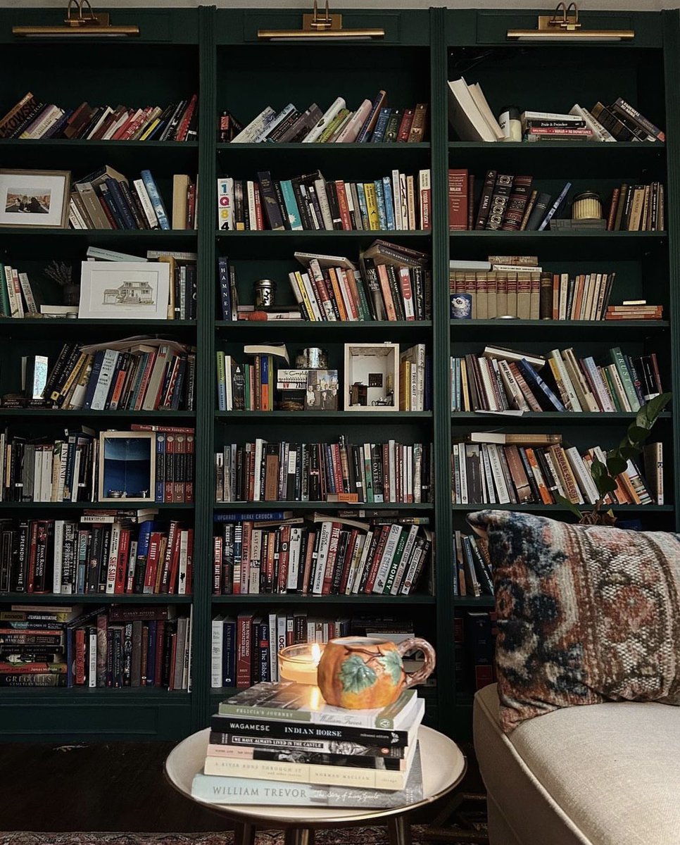 Kitaplığa bakarken rahatladım.