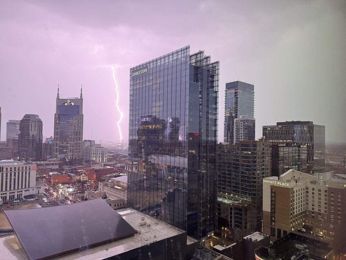 rony_botts's tweet photo. Captured this beauty in #nashville yesterday when the storm came in. 

@WKRN @NC5 https://t.co/VS1Oa3fzk0