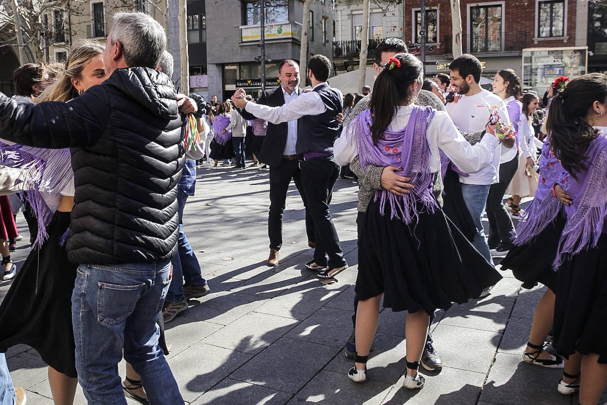 jordi_ballart's tweet image. 💥 ESPECTACULAR el què hem viscut aquest matí pels carrers del centre i a la plaça Vella!

Més de 1️⃣0️⃣0️⃣ dansaires i un públic que hem vibrat i ens hem emocionat amb la 1️⃣a @gitanestrs2024. 

Amb ganes de poder participar a la 2a ballada l’any vinent!
(prometo assajar!) 🫣