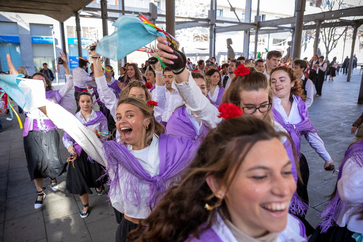 jordi_ballart's tweet image. 💥 ESPECTACULAR el què hem viscut aquest matí pels carrers del centre i a la plaça Vella!

Més de 1️⃣0️⃣0️⃣ dansaires i un públic que hem vibrat i ens hem emocionat amb la 1️⃣a @gitanestrs2024. 

Amb ganes de poder participar a la 2a ballada l’any vinent!
(prometo assajar!) 🫣