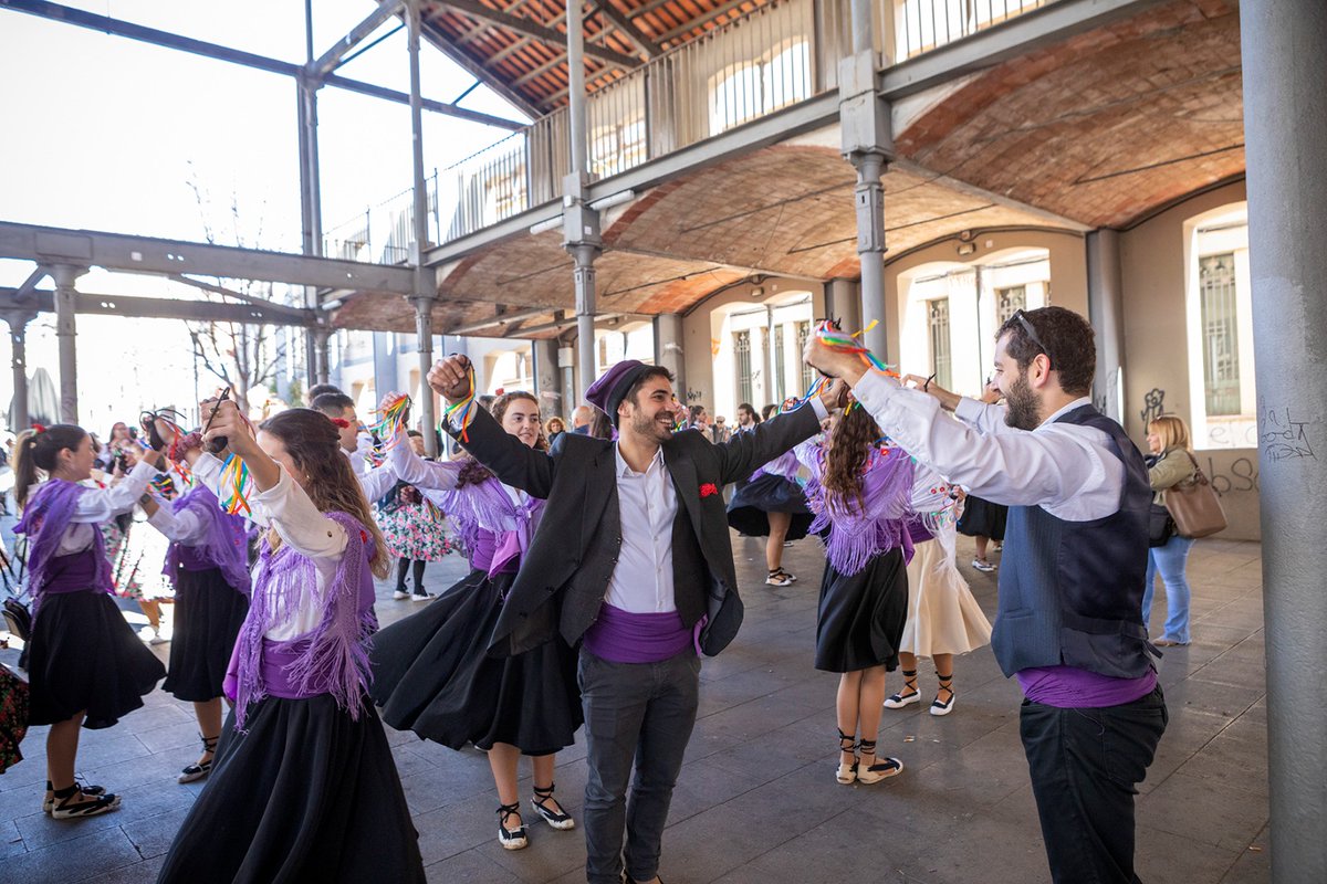 jordi_ballart's tweet image. 💥 ESPECTACULAR el què hem viscut aquest matí pels carrers del centre i a la plaça Vella!

Més de 1️⃣0️⃣0️⃣ dansaires i un públic que hem vibrat i ens hem emocionat amb la 1️⃣a @gitanestrs2024. 

Amb ganes de poder participar a la 2a ballada l’any vinent!
(prometo assajar!) 🫣