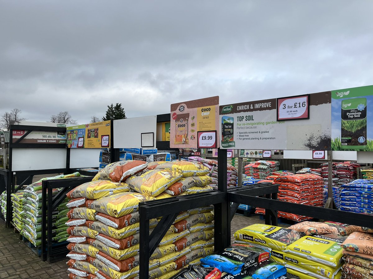 allotmenteer32's tweet photo. So many different varieties of #composts to choose from nowadays… it actually gets confusing and expensive to get the right ones., what’s your go to compost? @DirtyGardenH0E @lovely_plot #GardenersWorld #gardening https://t.co/isAcv7bkZw