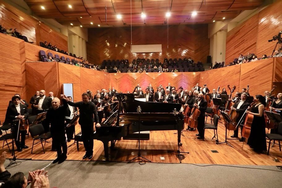 OSEMoficial's tweet photo. Los invitamos a la repetición del #Programa1 de la Temporada 150 bajo  la dirección de @maciasrodrigo_ .
Rodolfo Ritter, pianista, concertista de Bellas Artes. 
📍Sábado 17, 18 h. Sala Felipe Villanueva. ¡Entrada libre!
#ElPoderDeServir #La150 https://t.co/UxIJLZtCl4