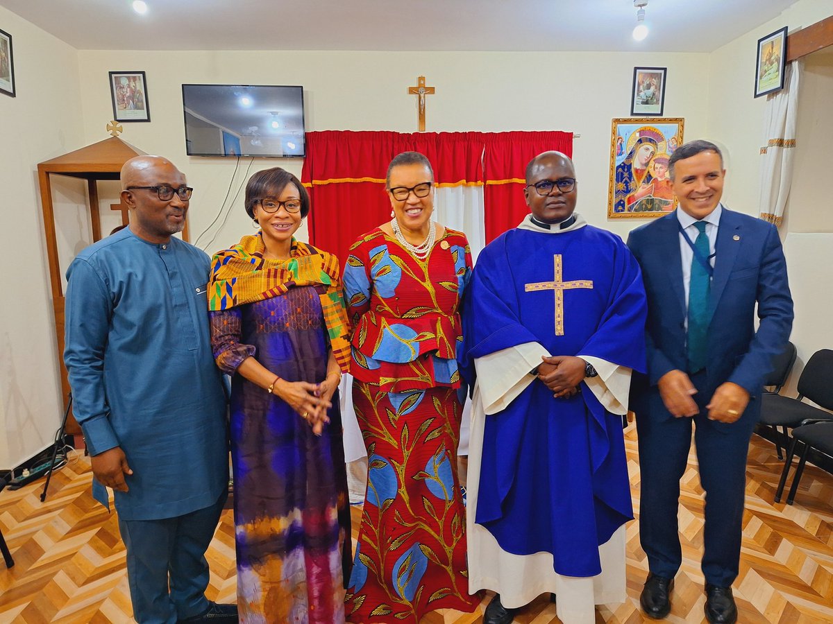 🌍 Honored to have the Commonwealth Secretary-General, the Rt Hon #PatriciaScotland, at the AU Chaplaincy! 🤝 Fr. Emerick Louison had the privilege of presenting her with a special book authored by him. 📚  #Commonwealth #AfricanUnion #InterfaithDialogue 🙏