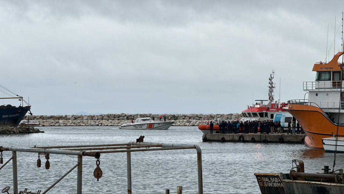 theanatoliapost.com/batan-geminin-… 
Marmara Denizi'nde, İmralı Adası'nın güneybatısında su alarak batan 'Batuhan A' adlı kargo gemisinin enkazına yapılan dalışta kayıp 6 kişiden birinin cesedi bulundu
#BatuhanA #kargogemisi