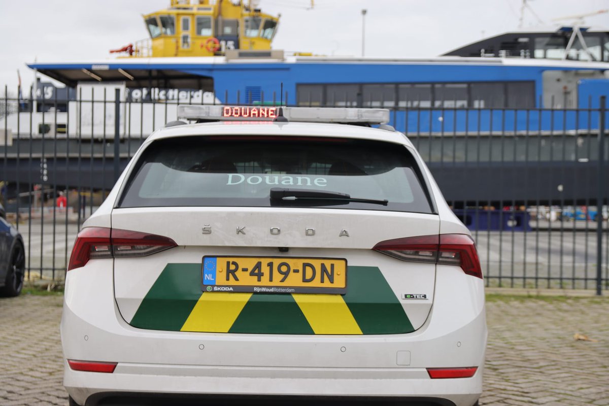 Vandaag ff op pad om drukte te ontlopen met de camera door de haven in te gaan om stockfoto's te maken. Op Heijplaat zag ik een wit met geel groene strepen auto achter me en ja hoor, stop, douane! De douaniers controleerden mijn auto en ik fotografeerde hun auto voor de stock!