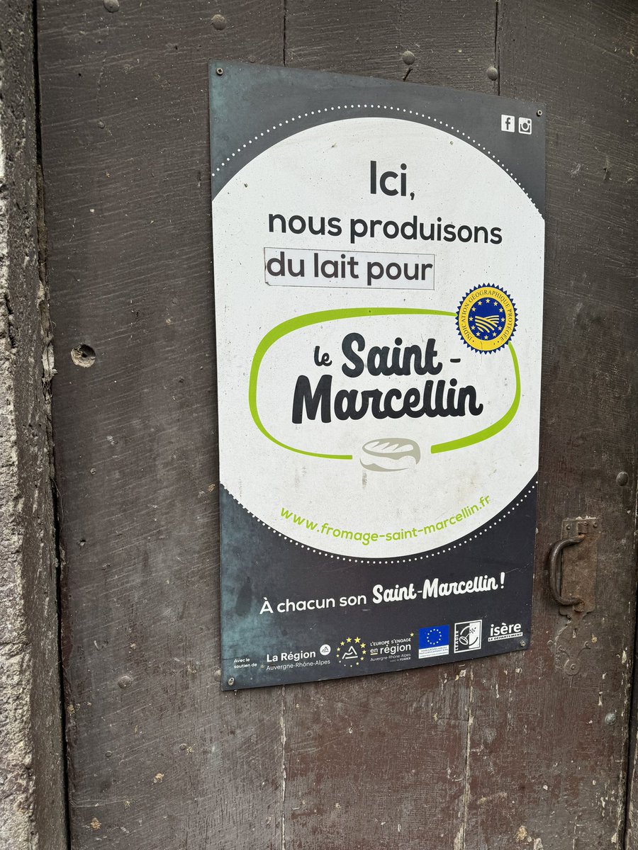 Prefet38's tweet image. C’est sur l’exploitation des frères CLAVEL, à Biol en #isere que @prefet38 est venu découvrir un exemple de polyculture : vaches laitières, miel, bière, fruits à coques, pour entendre comment l’Etat peut être aux côtés de ses #agriculteurs afin d’accompagner leurs initiatives