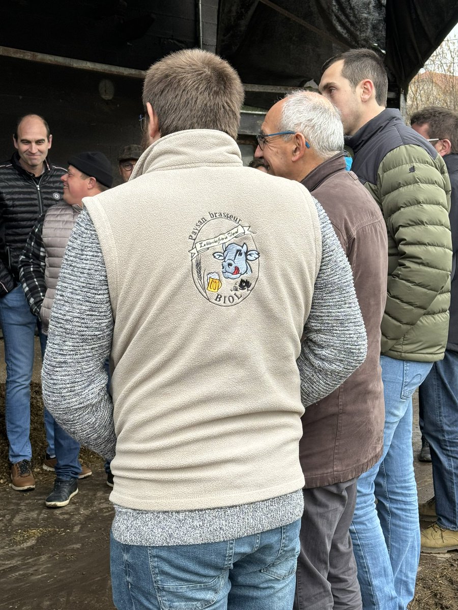 Prefet38's tweet image. C’est sur l’exploitation des frères CLAVEL, à Biol en #isere que @prefet38 est venu découvrir un exemple de polyculture : vaches laitières, miel, bière, fruits à coques, pour entendre comment l’Etat peut être aux côtés de ses #agriculteurs afin d’accompagner leurs initiatives