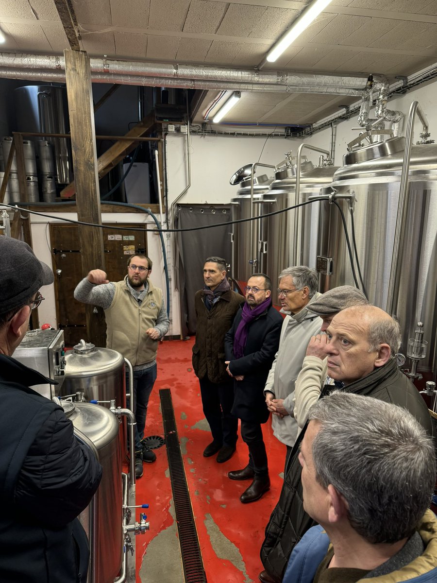 Prefet38's tweet image. C’est sur l’exploitation des frères CLAVEL, à Biol en #isere que @prefet38 est venu découvrir un exemple de polyculture : vaches laitières, miel, bière, fruits à coques, pour entendre comment l’Etat peut être aux côtés de ses #agriculteurs afin d’accompagner leurs initiatives