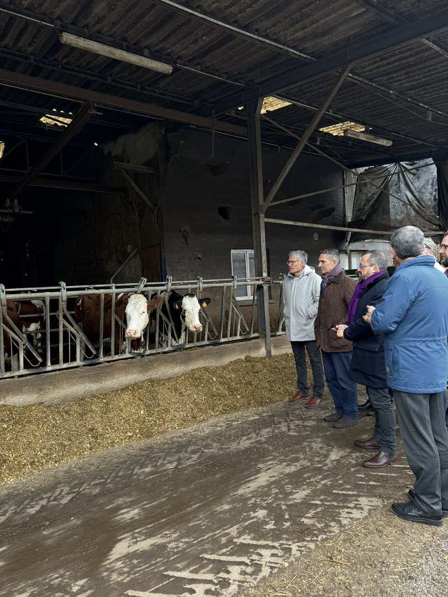 Prefet38's tweet image. C’est sur l’exploitation des frères CLAVEL, à Biol en #isere que @prefet38 est venu découvrir un exemple de polyculture : vaches laitières, miel, bière, fruits à coques, pour entendre comment l’Etat peut être aux côtés de ses #agriculteurs afin d’accompagner leurs initiatives