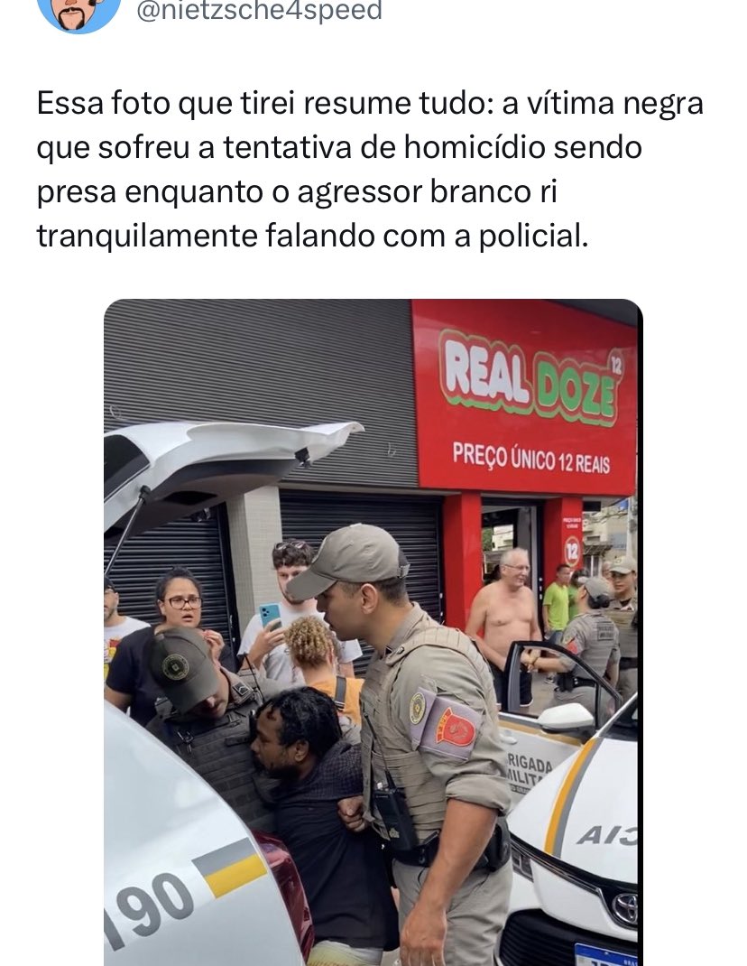 GugaNoblat's tweet image. O retrato de um país racista. A vítima presa por ser preta enquanto o agressor que tentou matá-lo bate um papo cordial com a polícia no fundo. Claro, ele é branco. Veja no vídeo. Foi em Porto Alegre, Rio Grande do Sul. Que vergonha das brigadas militares. Vídeo e foto de…