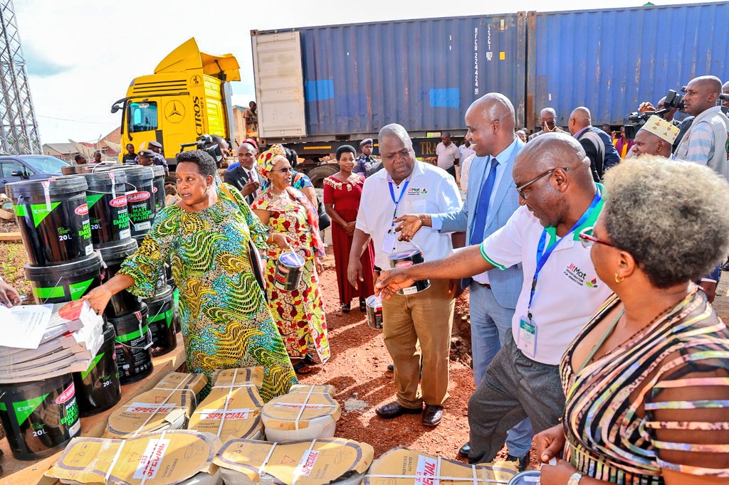 RTNBurundi's tweet photo. La société #JitMat initiateur du projet Sweet Sorghum au Burundi a pour mission de créer un impact positif sur la communauté locale avec pour vision la culture et l'utilisation du sorgho sucré,une culture qui recèle un énorme potentiel de dvpt socio-économique dans la région. https://t.co/lPno1Iw9Wt