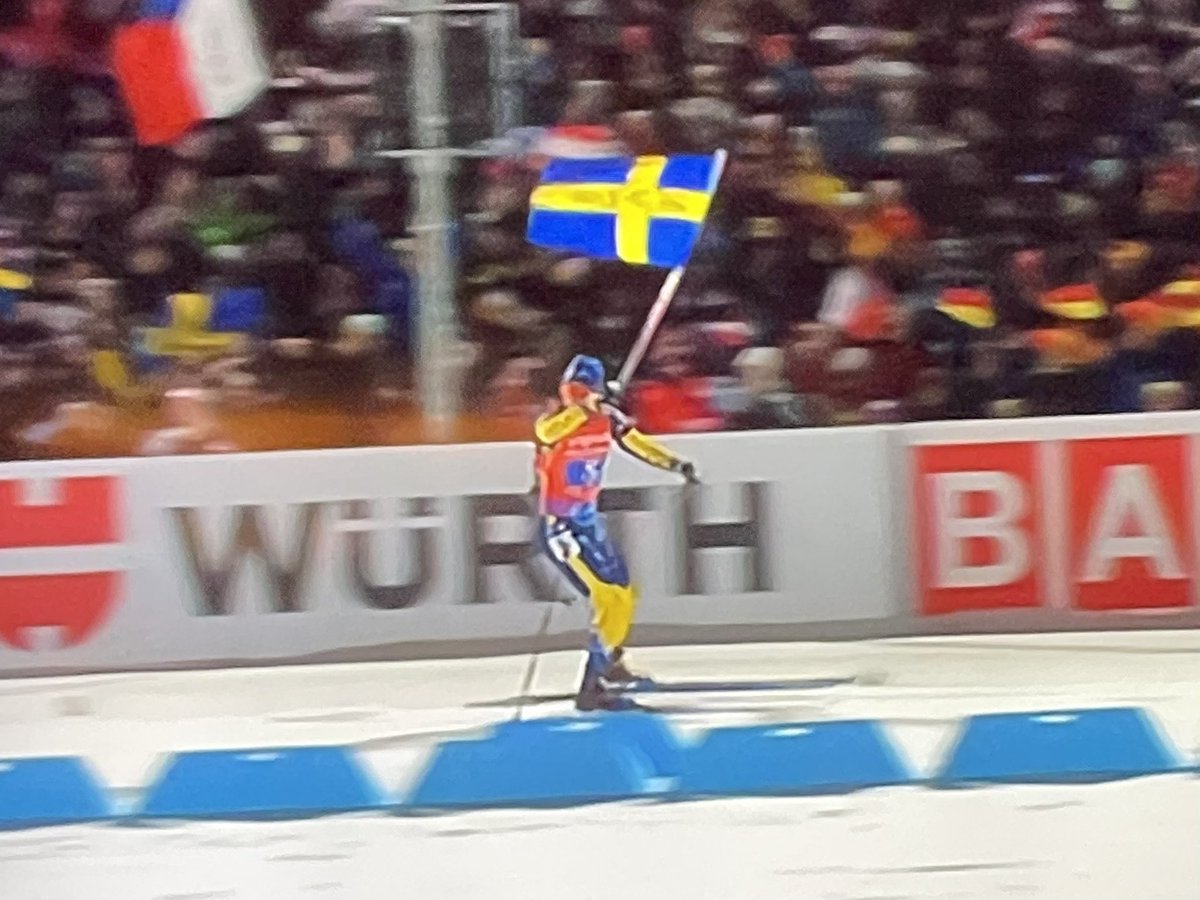 pellecarlsson's tweet photo. Grymma Sverigeeee 🥇🇸🇪🇸🇪🇸🇪 #varärnorge #vmguld https://t.co/LTXKDFYzUD