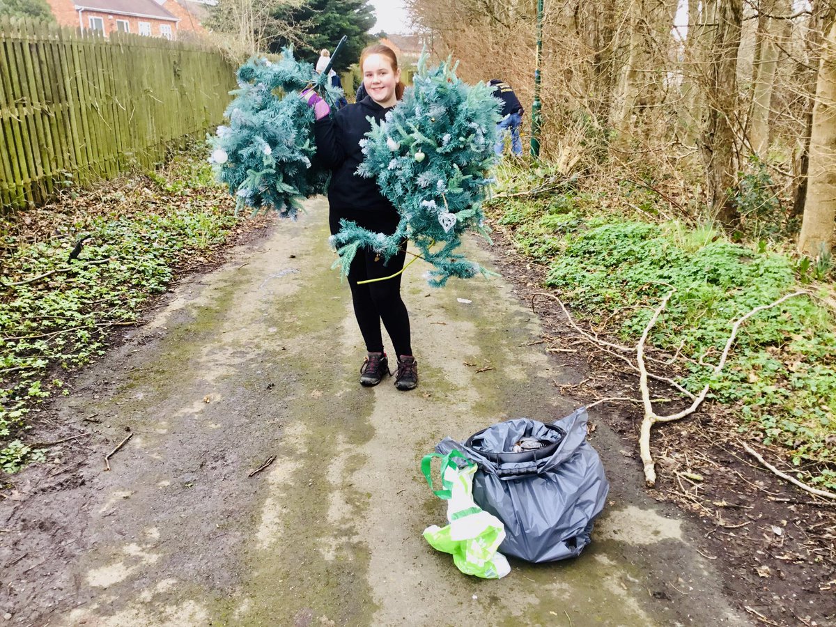 Wish it could be Christmas every day? 🎵 🎄 😂 A dozen volunteers out keeping the town tidy today #lovewhereyoulive #keepbritaintidy