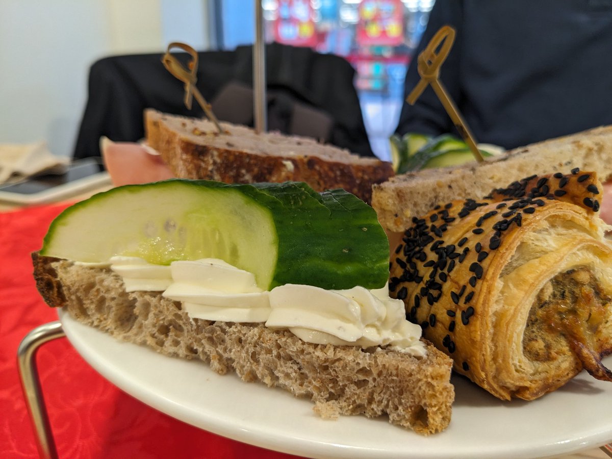 Euthumia's tweet photo. Nem maradtunk ma sem éhesek.
A díjnyertes #msbakery -ben
🇭🇺🇬🇧🇭🇺
jutott egy kis #afternootea nekünk ma délután
#ennijó #eatwell
https://t.co/RJWNtGR2n2 https://t.co/nG864FdDOd