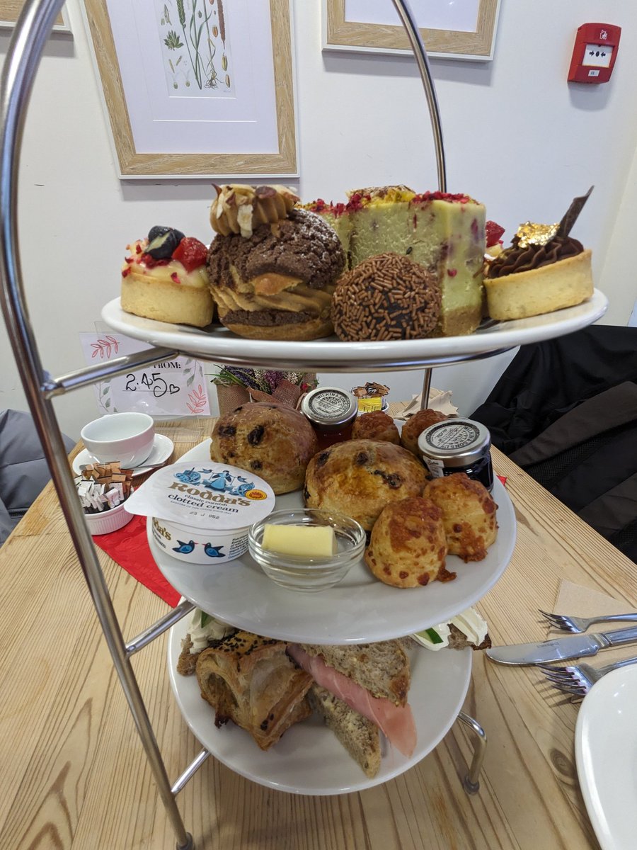 Euthumia's tweet photo. Nem maradtunk ma sem éhesek.
A díjnyertes #msbakery -ben
🇭🇺🇬🇧🇭🇺
jutott egy kis #afternootea nekünk ma délután
#ennijó #eatwell
https://t.co/RJWNtGR2n2 https://t.co/nG864FdDOd