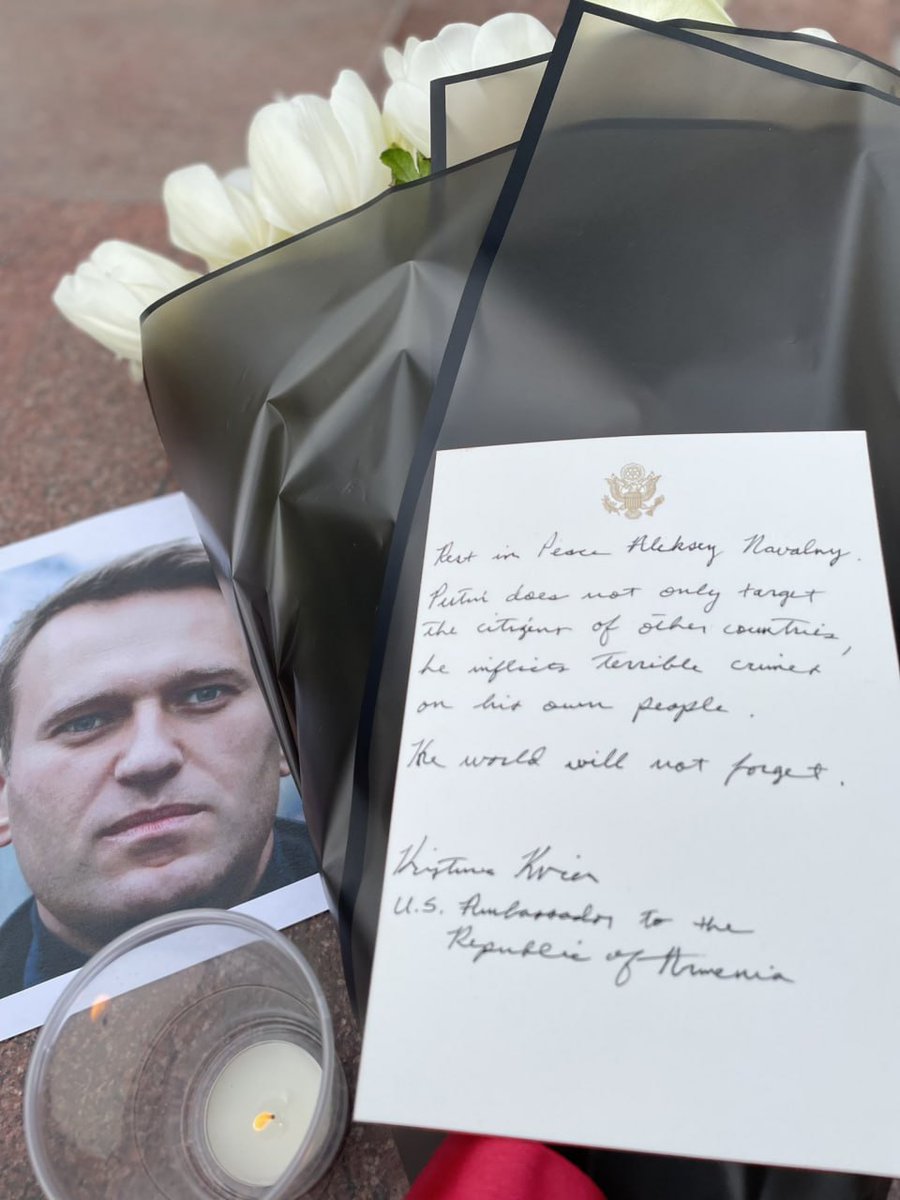 Сегодня послы США, Канады и Великобритании в Ереване возложили цветы к мемериалу Егише Чаренца и почтили память Алексея Навального.

Это очень символично... Егише Чаренц (1897 - 1937) - выдающийся армянский поэт. Убит в тюрьме в годы сталинских репрессий.