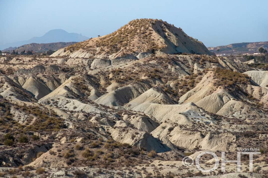 MeteOrihuela's tweet photo. ¡Paisaje desértico, paisaje lunar! En estos días de mitad #febrero2024, un paseo por #Mahoya, pedanía de #Abanilla (#Murcia), junto al cauce del #RíoChícamo. Véase la formación de "#badlands", un #desierto que hace 10 millones de años fue fondo marino. Imágenes: Rafael Riquelme. https://t.co/AsSJltf16q