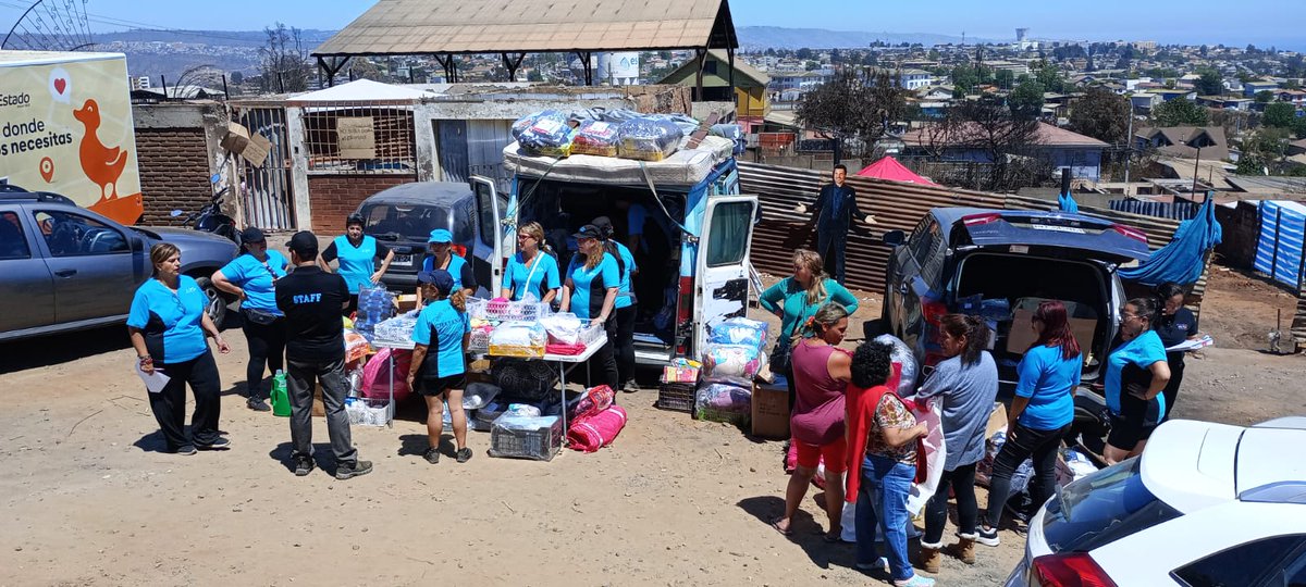 CHICASDECALIPSO's tweet photo. Ya estamos en terreno !!!! Por  2° vez llegamos a la V región para hacer entrega de ayuda a quienes lo perdieron todo en los #IncendiosForestales . Está vez nos hicimos presentes con pack de cubrecamas, frazadas, sábanas . Gracias a tod@s los que nos apoyan🙏 @CHAYANNEMUSIC #RCM https://t.co/I1hT7stzzo