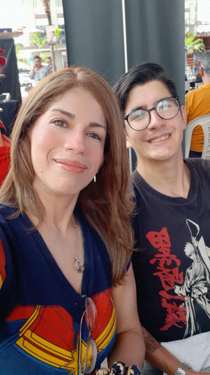 rebel_liberal's tweet photo. ¡Segundo día! Caigan al puesto de mi ñañito en su stand de emprendimiento Libergeek, en el #GarajeFest en La Piazza Villaclub. Camisetas, totebags, jarros, figuritas de animé y más. Estaremos hasta mañana las 21:00 🤓😉 https://t.co/XrXiNarijX