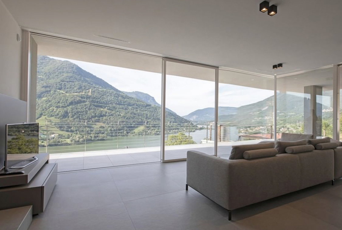 Gli infissi scorrevoli ISAM possono essere realizzati a richiesta con aperture automatizzate con motorizzazioni completamente a scomparsa. #SerramentiSuMisura #personalizzazioniuniche #slidingdoors #vetratepanoramiche #legnochepassione #legnodesign #minimalfashion #minimalmood