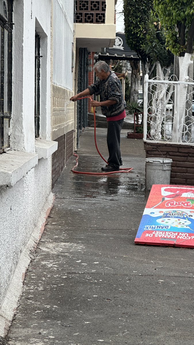 ce_vest's tweet photo. Hay gente pendeja y esta. Llovió toda la noche y al señor se le ocurrió lavar su barda y sus barandales. ¿Y adivinen por quien vota? Si, son panistas y lavan su coche tooodos los días.
#AguaCDMX #Dia0 #Cutzamala #Coyoacan https://t.co/S69wG7cCzD