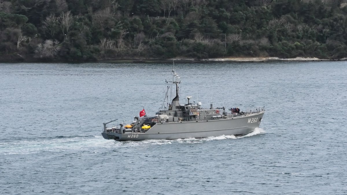 📸🇹🇷 Turkish Navy Engin-class mine hunter TCG Edincik M-260 (former Circé-class 🇫🇷 FS CALLIOPE M-713, built in 1971 at Constructions Mécaniques de Normandie, Cherbourg 🇫🇷, transferred to Turkish Navy in 1998) heading south in Istanbul strait last week. 🎥 youtu.be/8aecxOaeI5I?t=…
