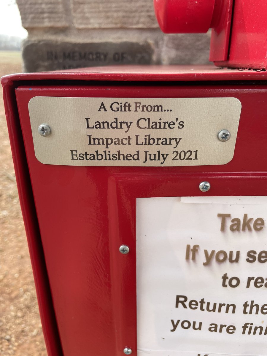 LCsFreeLibrary's tweet image. Restock 🚨 
LC’s Little Free Library at Sharon Johnston Park has a full selection of books to choose from after restocking today. Just in time for the chilly weekend, stop by and pick out a book to warm up with inside. #LittleFreeLibrary #AlwaysFree #readabooktoday 
📚 📖 🏫 ❤️💙