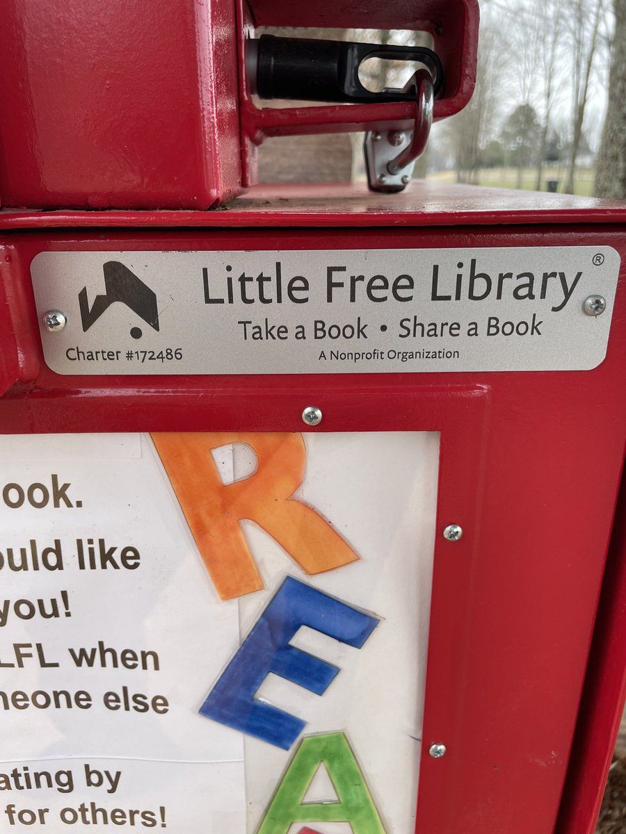 LCsFreeLibrary's tweet image. Restock 🚨 
LC’s Little Free Library at Sharon Johnston Park has a full selection of books to choose from after restocking today. Just in time for the chilly weekend, stop by and pick out a book to warm up with inside. #LittleFreeLibrary #AlwaysFree #readabooktoday 
📚 📖 🏫 ❤️💙
