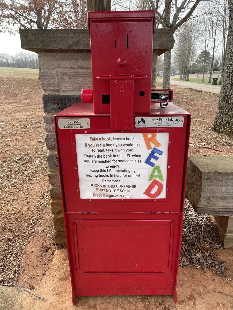 LCsFreeLibrary's tweet image. Restock 🚨 
LC’s Little Free Library at Sharon Johnston Park has a full selection of books to choose from after restocking today. Just in time for the chilly weekend, stop by and pick out a book to warm up with inside. #LittleFreeLibrary #AlwaysFree #readabooktoday 
📚 📖 🏫 ❤️💙